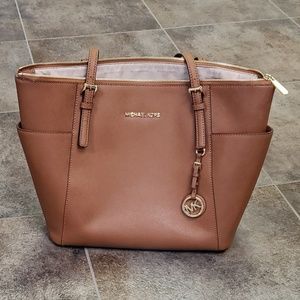 Jet Set Large Saffiano Leather Top-Zip Tote Bag